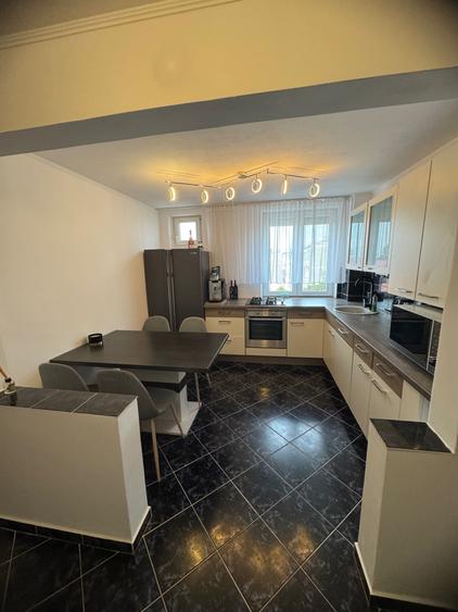 Apartament cu 3 camere semidecomandat în Central