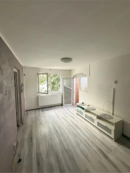 Apartament cu 3 camere semidecomandat în Vest