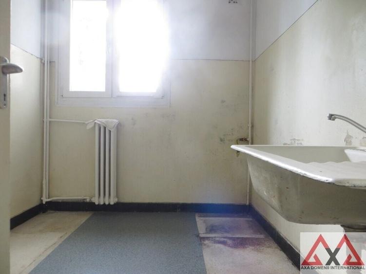 Apartament cu 4 camere semidecomandat în Titan
