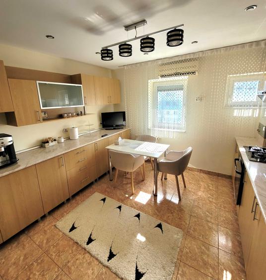 Apartament cu 3 camere decomandat în Central