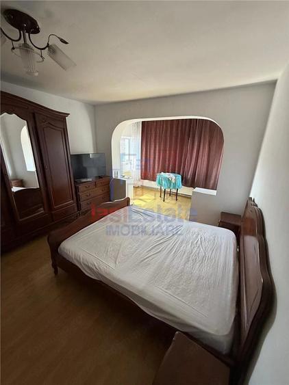 Apartament cu 3 camere decomandat în Filiași
