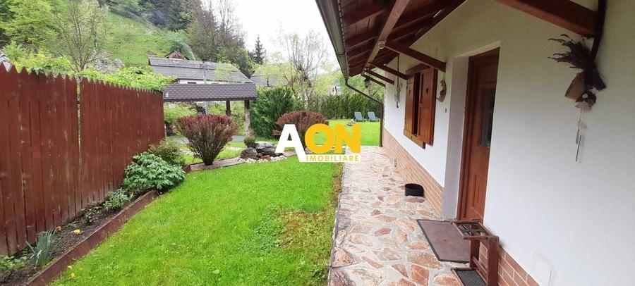 Casă individuală cu 8 camere cu Canalizare în Vadu Moților