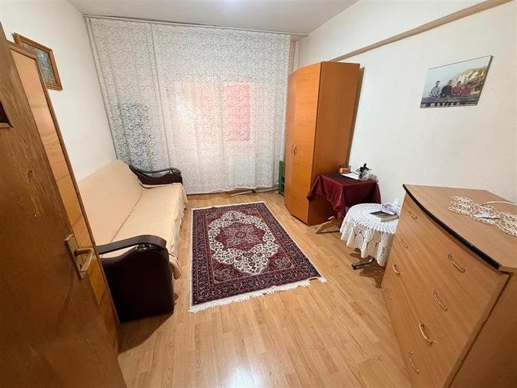 Apartament cu 4 camere decomandat în Dacia