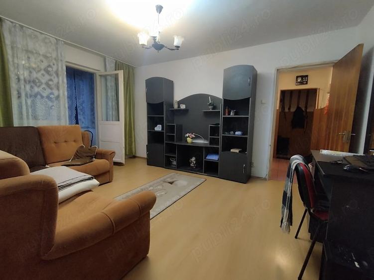 Apartament cu 3 camere semidecomandat în Tractorul