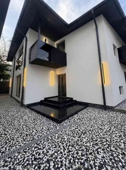 Casă cu 5 camere cu Teren 270 Mp în Văcăresti