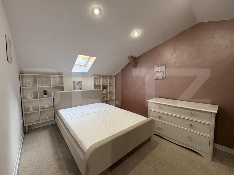 Apartament cu 3 camere semidecomandat, mobilat în Central — fotografia 3