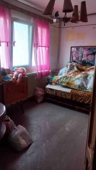 Apartament cu 3 camere semidecomandat în Titan