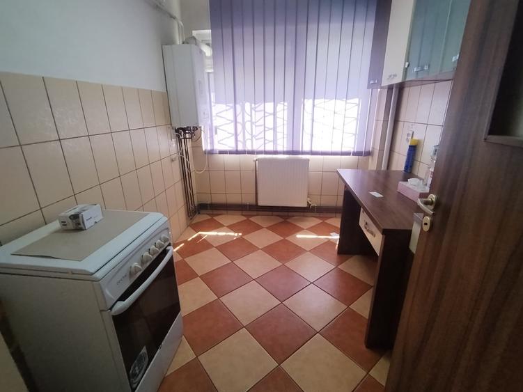 Spațiu comercial, de 50 mp, în Podu Roș