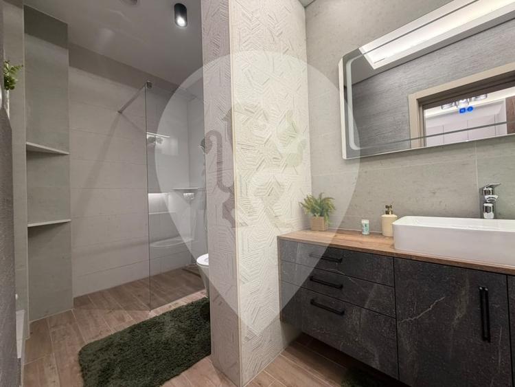Casă individuală cu 4 camere cu Canalizare în Centrul Istoric