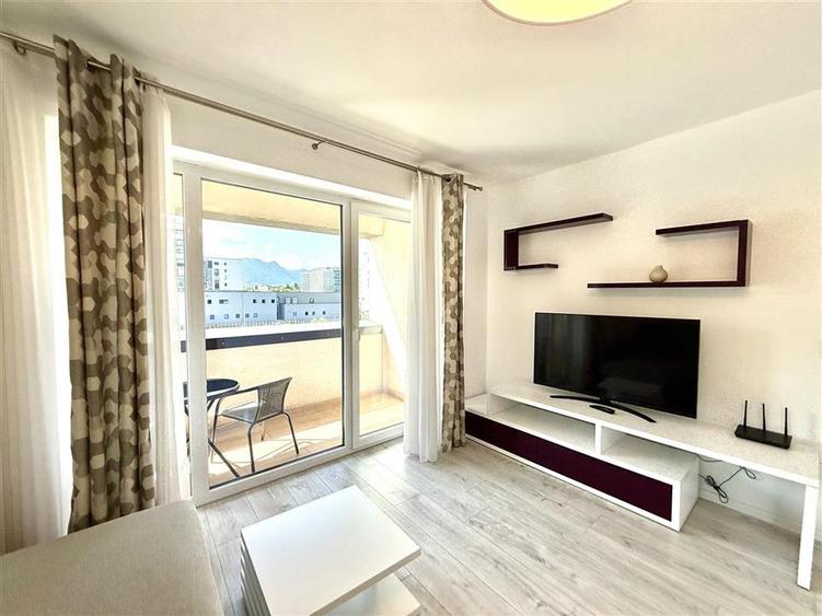 Apartament cu 3 camere decomandat în Tractorul
