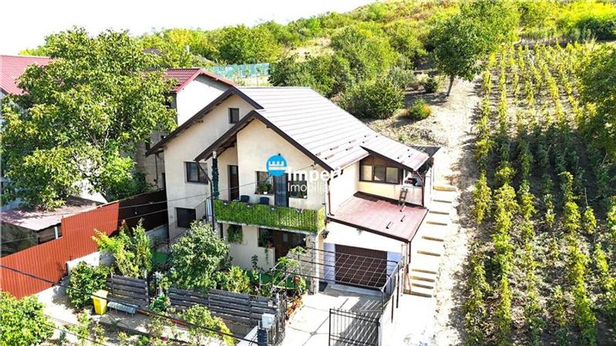 Casă individuală cu 4 camere cu Canalizare în Uricani