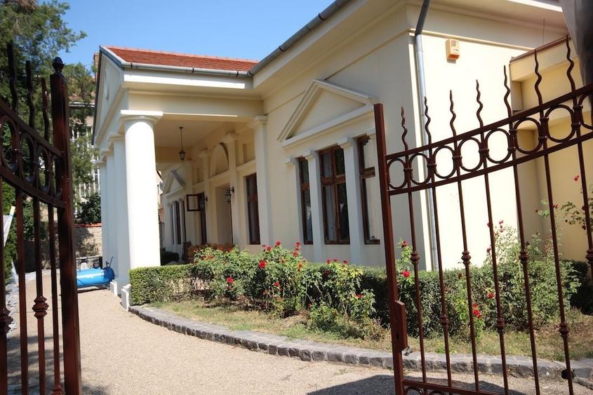 Casă individuală cu 6 camere cu Canalizare în Badea Cârțan