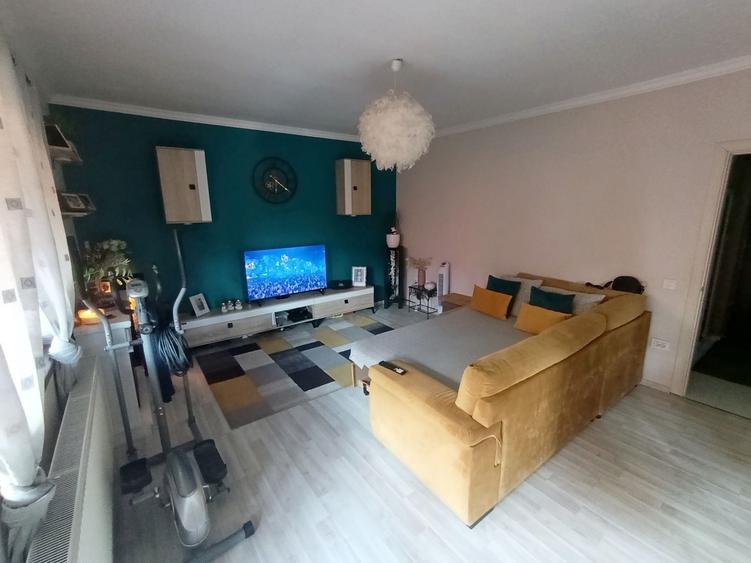 Apartament cu 3 camere semidecomandat în Vișan
