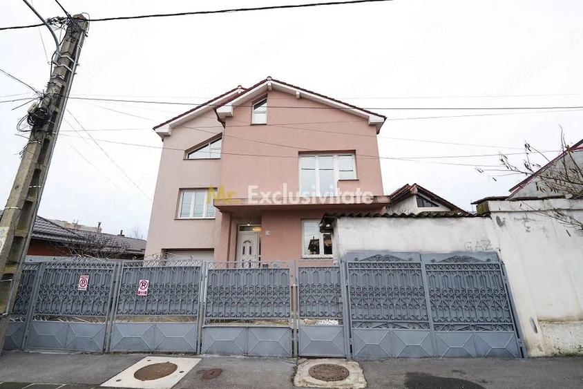Casă cu 8 camere cu Teren 265 Mp în Romanești
