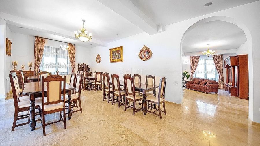 Casă individuală cu 12 camere cu Piscina în Crizbav