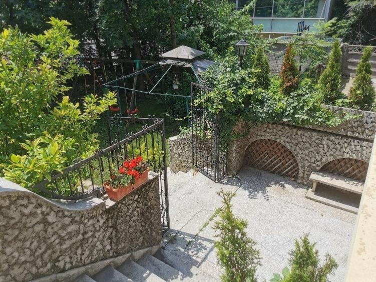 Casă individuală cu 10 camere cu Canalizare în Dorobanți
