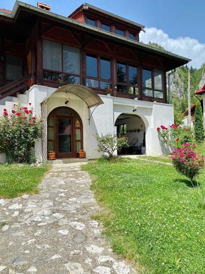Casă cu 4 camere în Dâmbovicioara