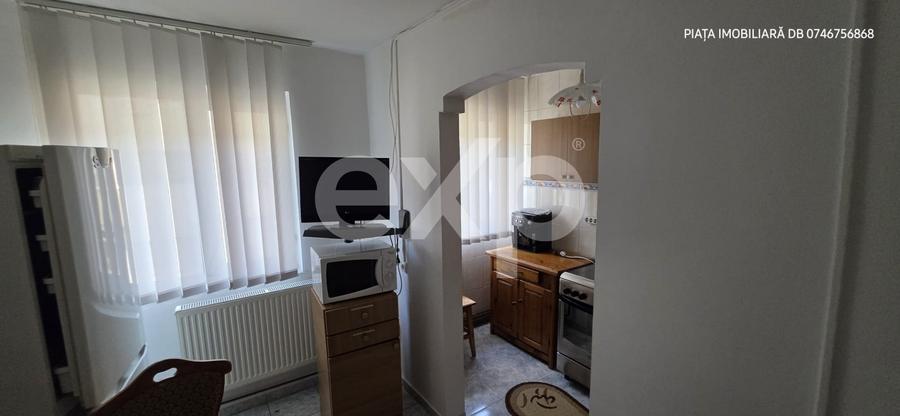 Apartament cu 3 camere decomandat, mobilat în Micro 4