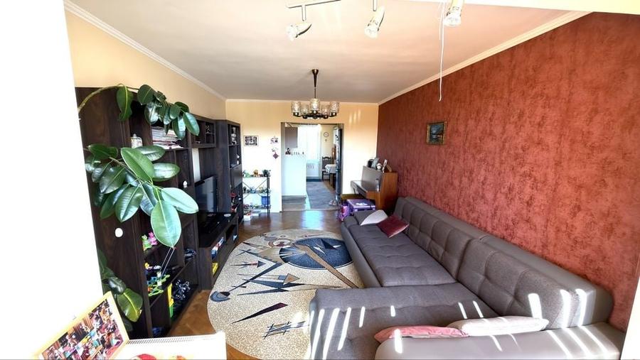 Apartament cu 3 camere semidecomandat în Exterior Vest