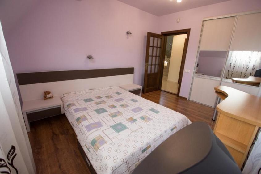 Casă individuală cu 4 camere cu Piscina în Bucov