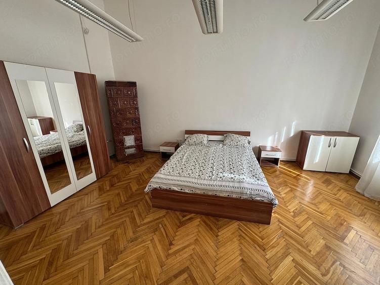 Apartament cu 3 camere semidecomandat în P-ța Unirii