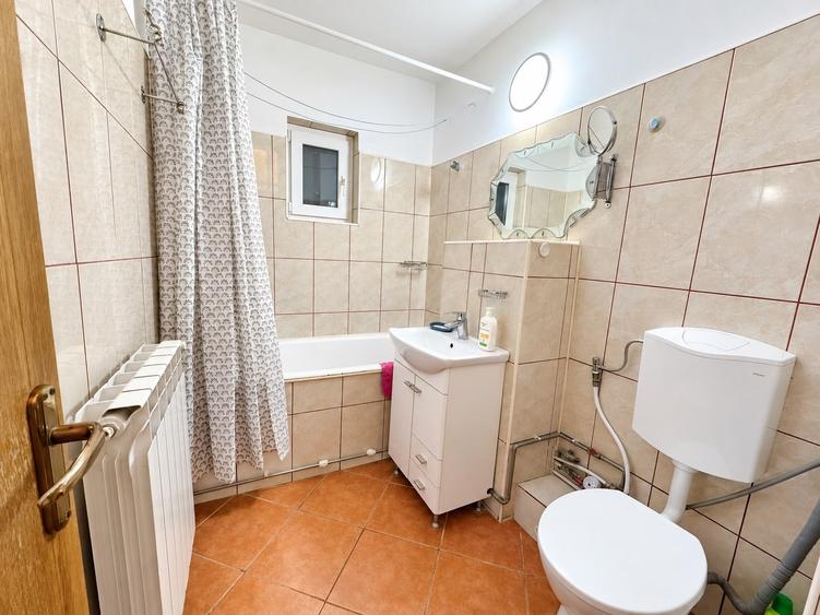 Apartament cu 3 camere decomandat, mobilat în Dacia