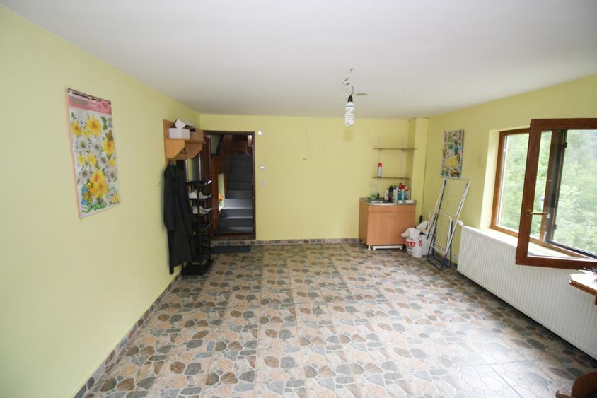 Casă individuală cu 8 camere cu Canalizare în Central