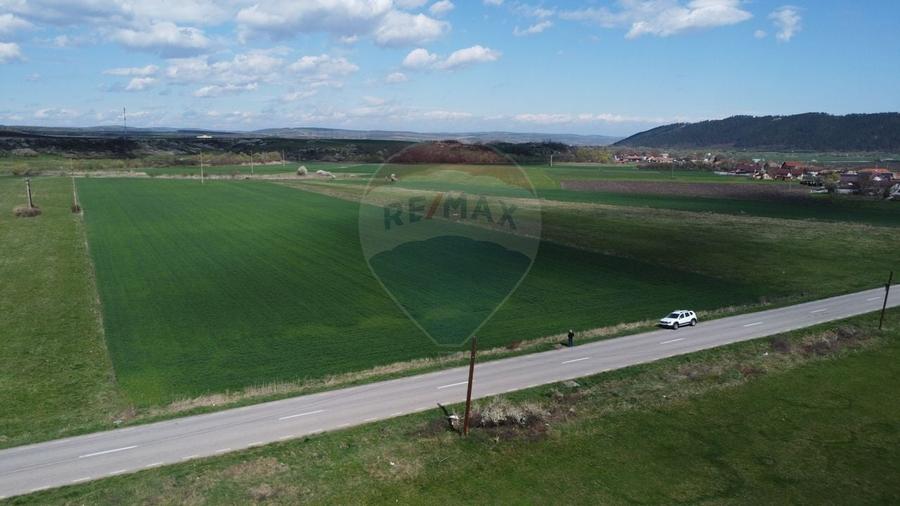 Teren Construcții extravilan de 8600 mp, în Luna de Jos