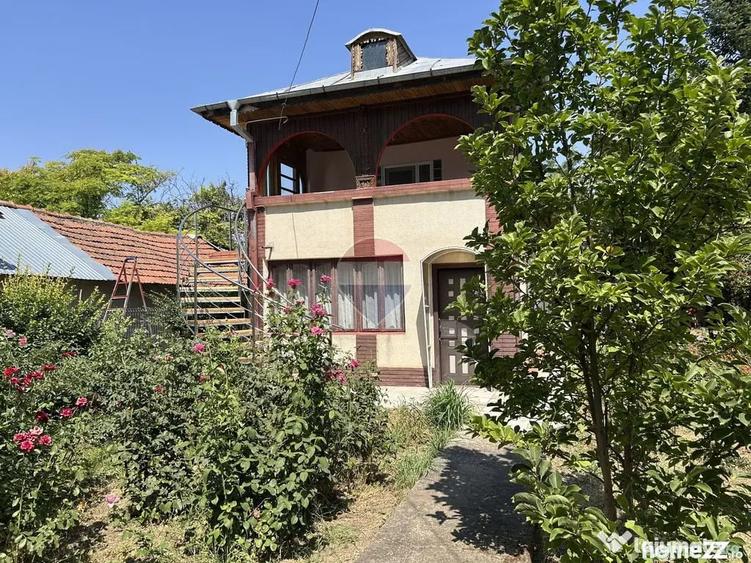 Casă cu 5 camere cu Teren 1129 Mp în Cunești