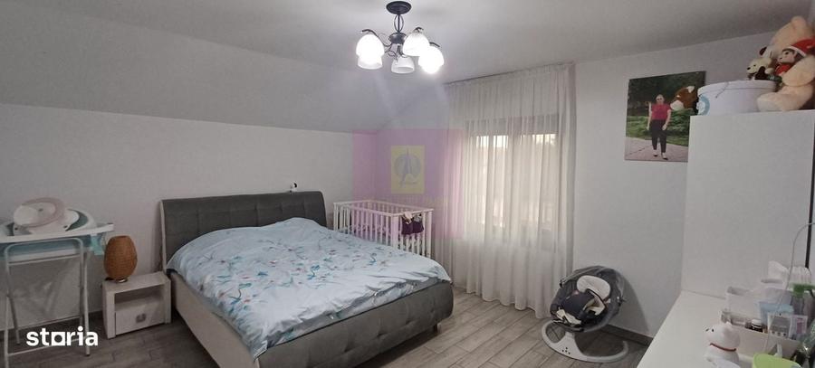 Casă cu 4 camere în Săbăreni