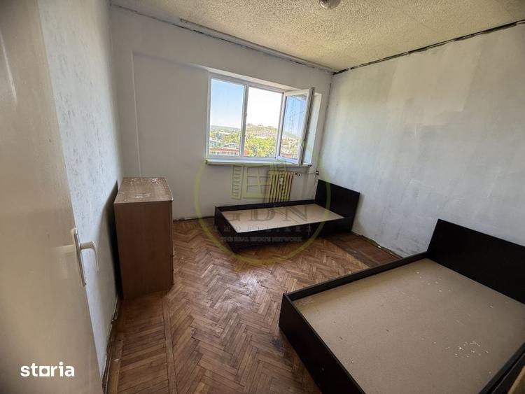 Apartament cu 4 camere semidecomandat în Calea București