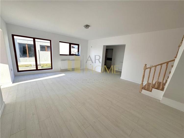 Duplex cu 4 camere cu Canalizare în Strejnicu