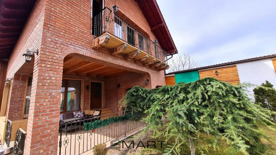 Casă cu 7 camere cu Teren 2550 Mp în Central