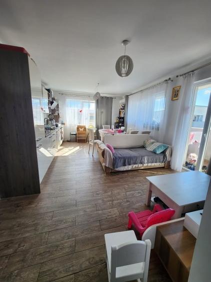 Apartament cu 3 camere semidecomandat, mobilat în Florești — fotografia 1