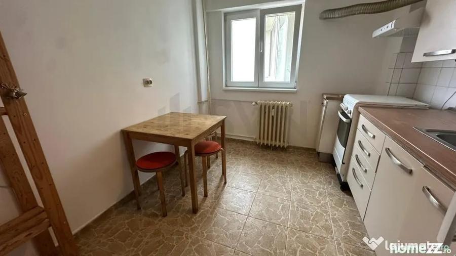 Apartament cu 3 camere semidecomandat în 1 Mai