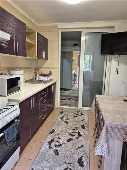 Apartament cu 3 camere semidecomandat în Colentina