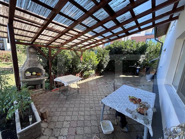 Casă individuală cu 8 camere cu Canalizare în Grigorescu