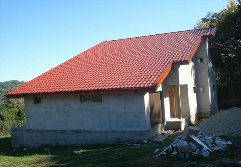 Casă individuală cu 6 camere cu Canalizare în Pucioasa-Sat