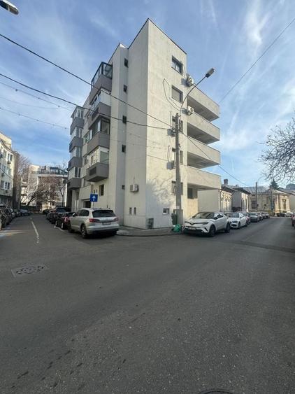 Apartament cu 3 camere decomandat în Victoriei