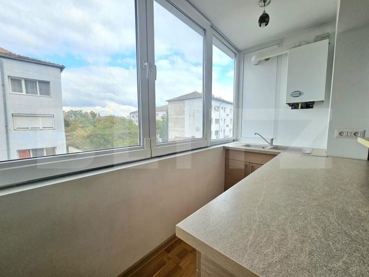 Apartament cu 3 camere semidecomandat, mobilat în Dâmbovița