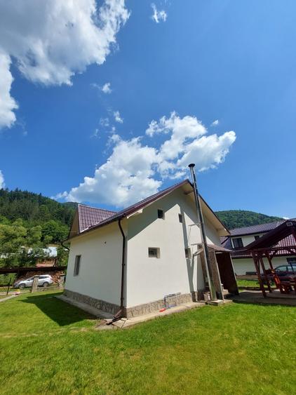 Casă cu 5 camere cu Garaj în Izvoru Muntelui