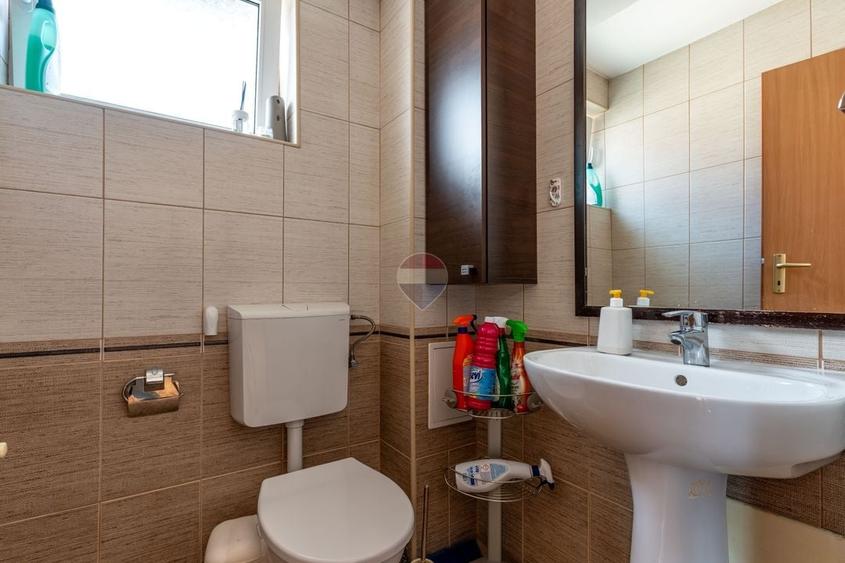 Apartament cu 4 camere semidecomandat, mobilat în Europa