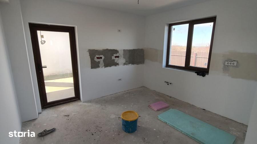 Casă cu 5 camere cu Teren 492 Mp în Glina