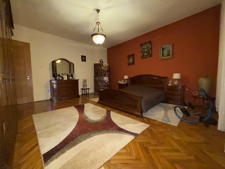Casă individuală cu 9 camere cu Canalizare în Chișoda
