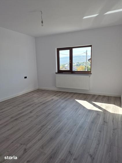 Casă cu 4 camere cu Teren 505 Mp în Tomești