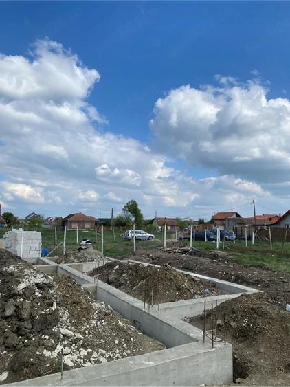 Casă cu Teren 685 Mp în Izvin
