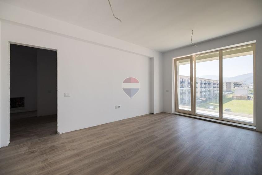 Apartament cu 3 camere decomandat în Tractorul