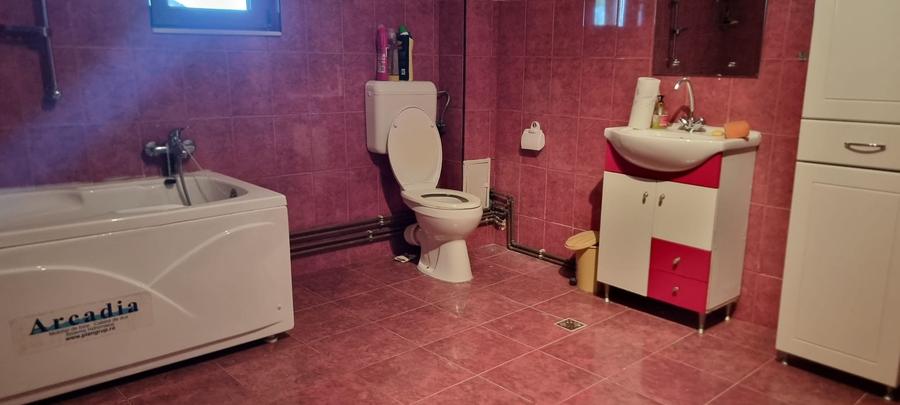 Casă individuală cu 7 camere cu Garaj în Căteasca