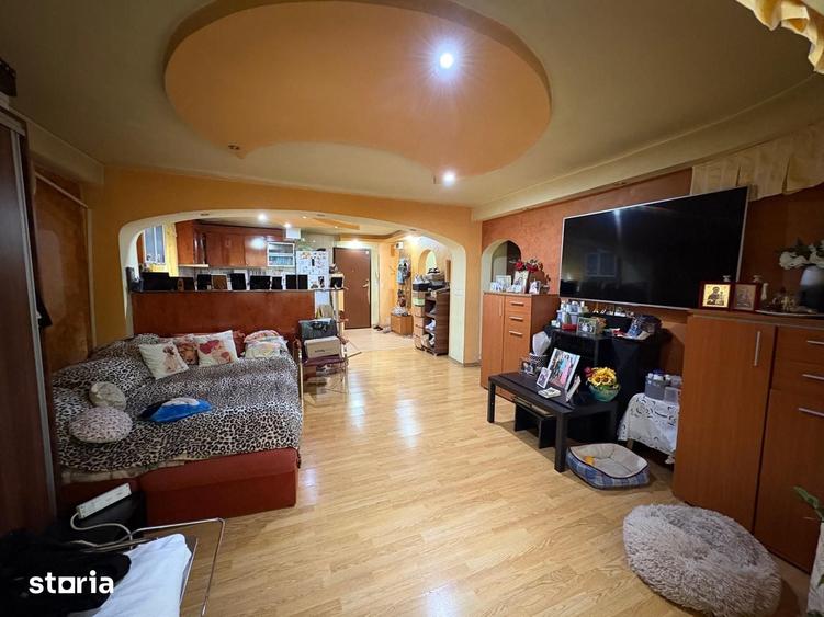 Apartament cu 3 camere semidecomandat în Vitan