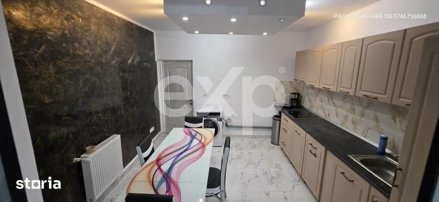 Casă cu 8 camere cu Teren 400 Mp în Central